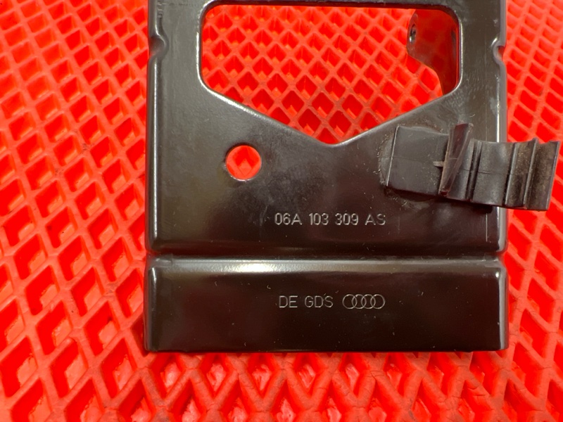 Кронштейн двигателя передний A3 2010 1.6 BSE Кронштейн двигателя передний A3 2010 1.6 BSE