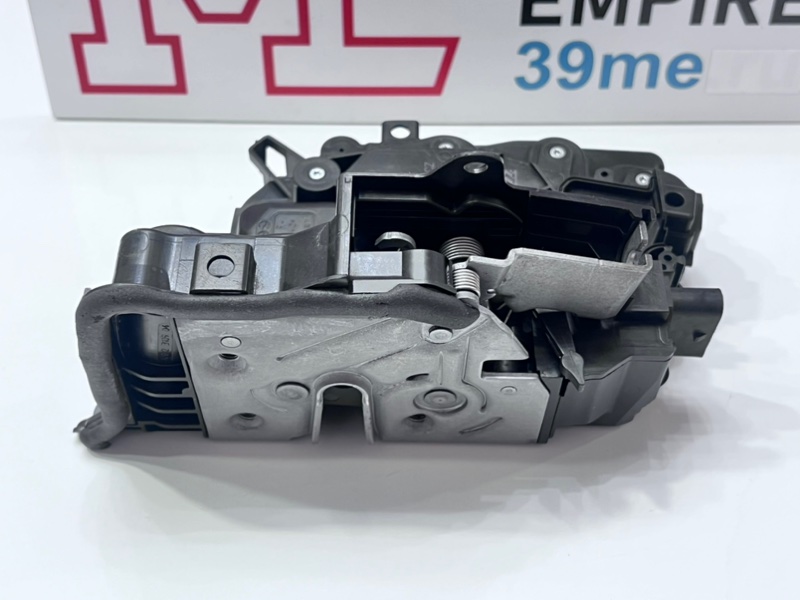 Замок двери задний правый 5 G30 6 G32 7 G11 8 G16 X5 X6 X7 Замок двери задний правый 5 G30 6 G32 7 G11 8 G16 X5 X6 X7