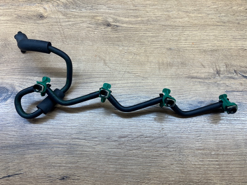 Запчасть топливная трубка Peugeot 5008 2013 1.6 HDi 9HD DV6C STU1313040 Б/У Топливная трубка Peugeot 5008 2013 1.6 HDi 9HD DV6C STU1313040 Б/У