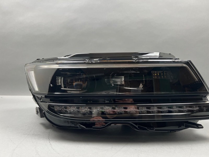 Фара Volkswagen Tiguan (2) правая