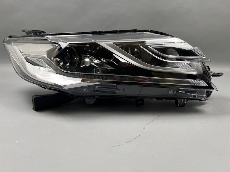 Фара Mitsubishi Pajero Sport (3) правая