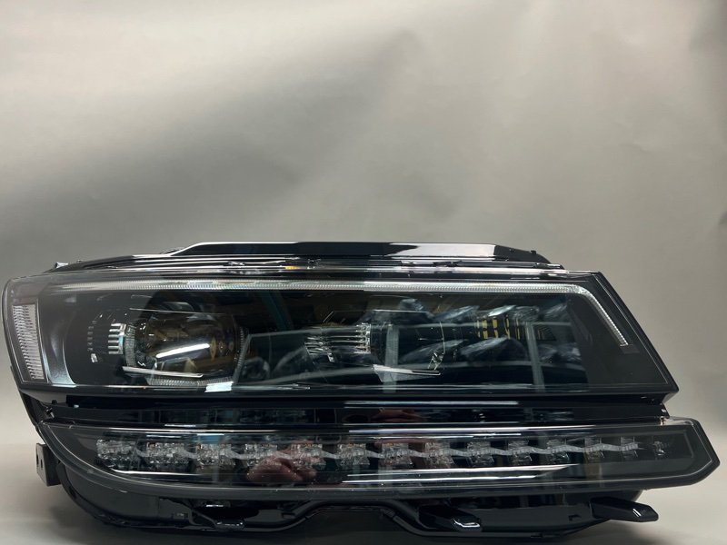 Фара Volkswagen Tiguan (2) правая