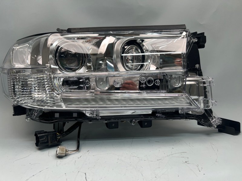 Фара Toyota Land Cruiser (200) правая