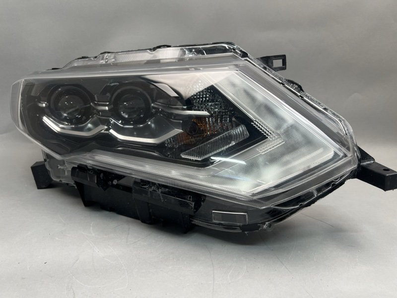 Фара Nissan X-Trail (T32) правая