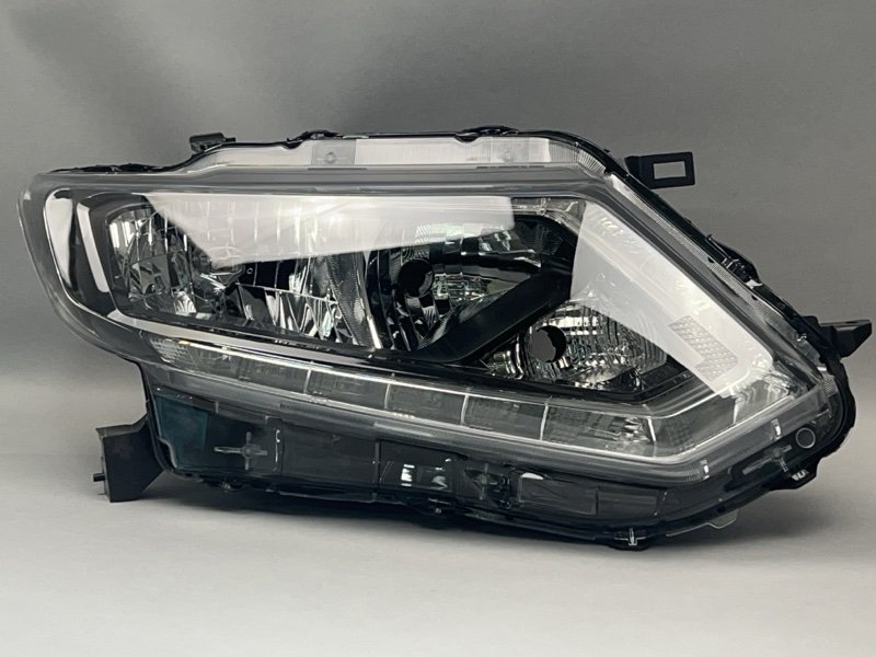 Фара Nissan X-Trail (T32) правая