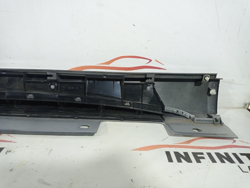 Порог пластиковый правый Q30 QX30 H15 Порог пластиковый правый Q30 QX30 H15