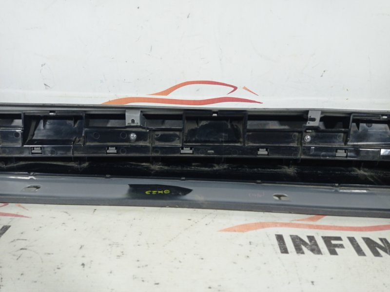 Порог пластиковый правый Q30 QX30 H15 Порог пластиковый правый Q30 QX30 H15