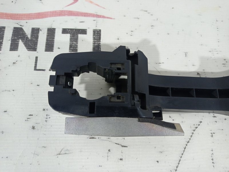 Кронштейн ручки двери левый Q50 V37