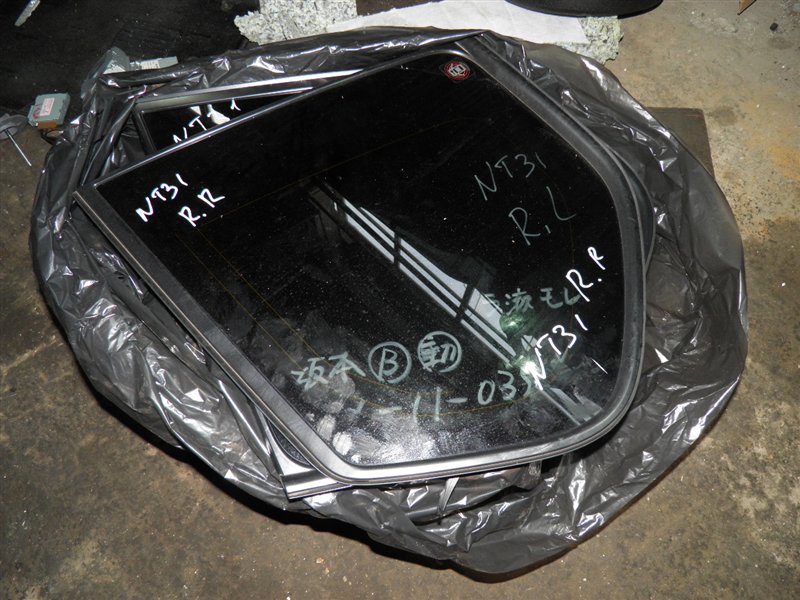 Стекло собачника Nissan Xtrail NT31 MR20 заднее правое