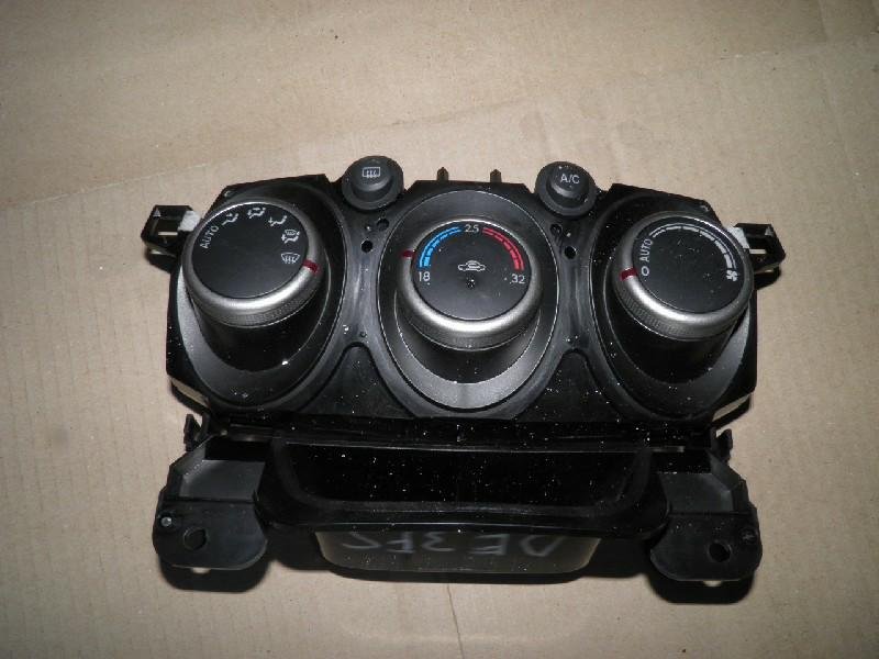 Блок управления климат-контролем Mazda Demio DE3FS ZJ 2010