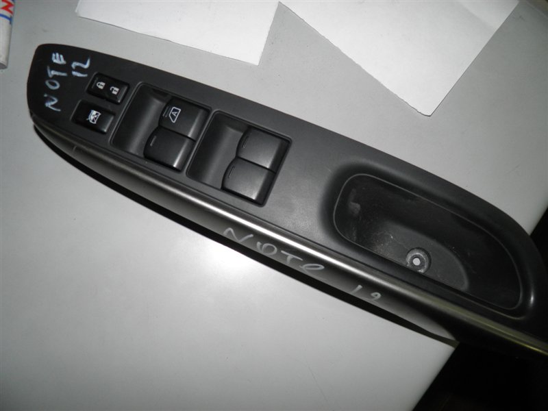 Кнопка стеклоподъемника Nissan Note E12 передняя правая