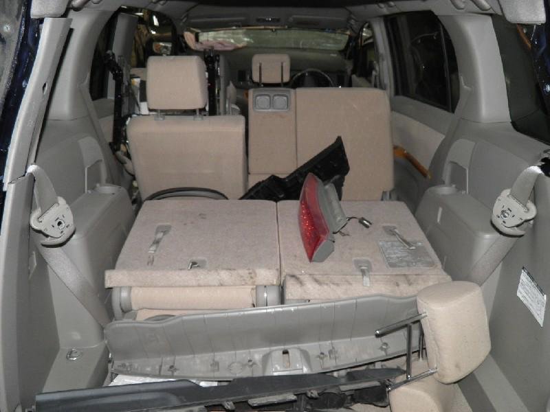Обшивка багажника Toyota Isis ANM10 правая