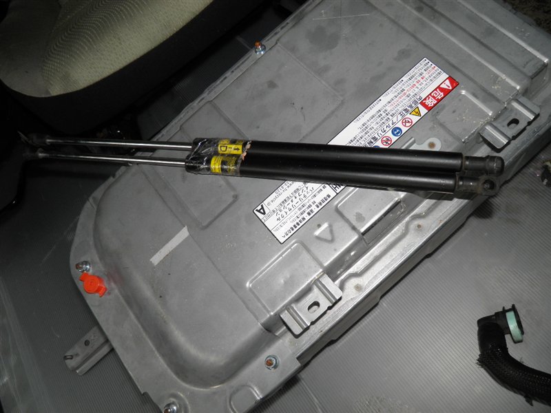 Амортизатор задней двери Toyota Aqua NHP10 1NZ задний