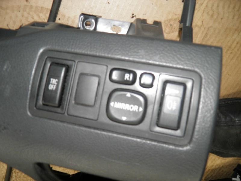 Кнопка туманки Toyota Avensis AZT251