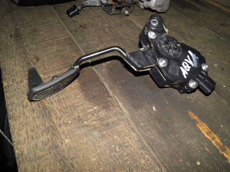 Педаль подачи топлива Toyota Aqua NHP10-2063585 1NZ 2012