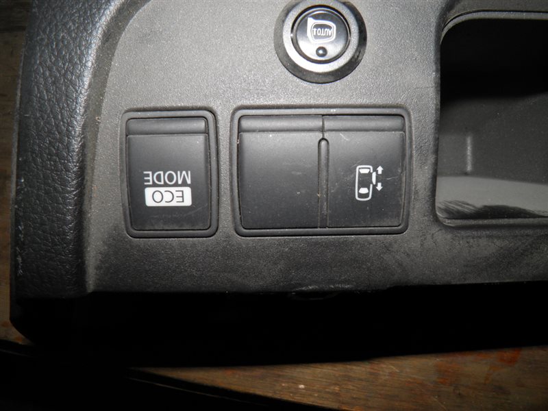 Кнопка открывания дверей Nissan Serena C26 MR20 левая