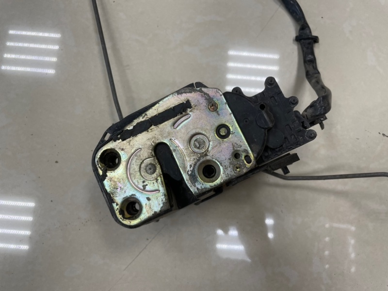 Замок двери задний правый 626 1996 GE FP