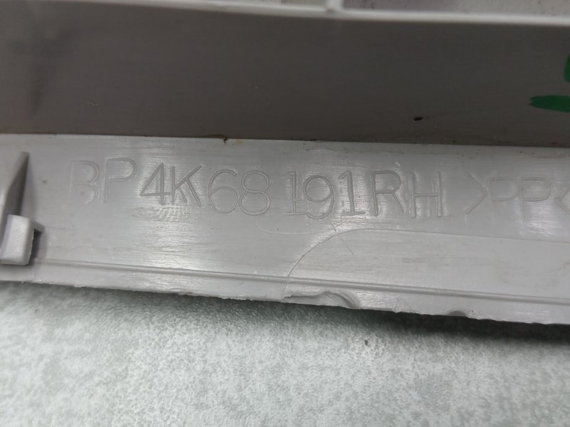 Обшивка центральной стойки правая Mazda3 2008 BK Z6