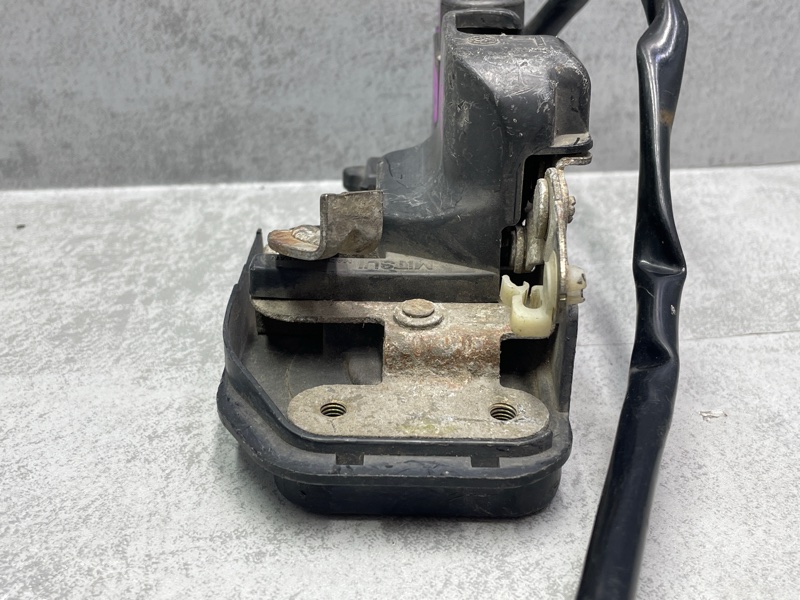 Замок двери задний левый Mazda 626 GE FP