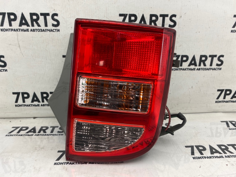Стоп Toyota Isis ZGM11 3ZRFAE 2009 задний правый (б/у)