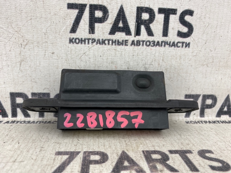 Кнопка открывания багажника Toyota Isis ZNM10 (б/у)