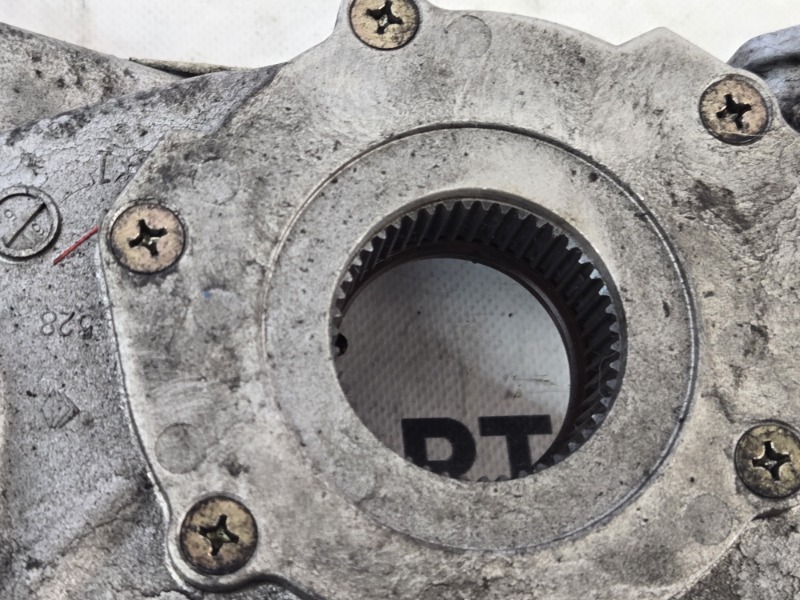 Масляный насос MITSUBISHI DELICA P25W 4D56 1993 (б/у) Масляный насос MITSUBISHI DELICA P25W 4D56 1993 (б/у)