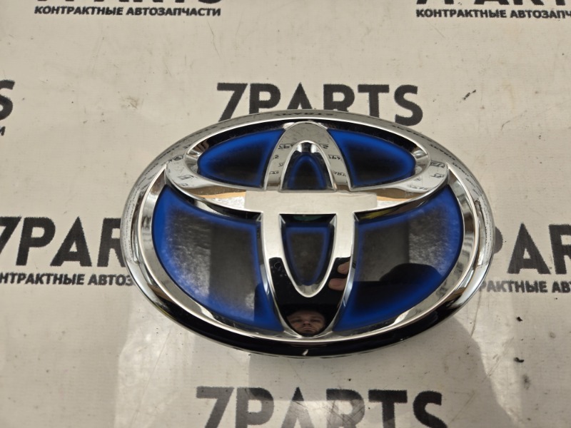 Эмблема TOYOTA AQUA (б/у) Эмблема TOYOTA AQUA (б/у)