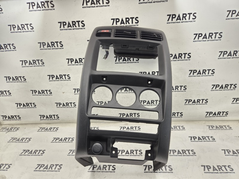 Консоль магнитофона NISSAN CUBE AZ10 CGA3DE 2001 (б/у)