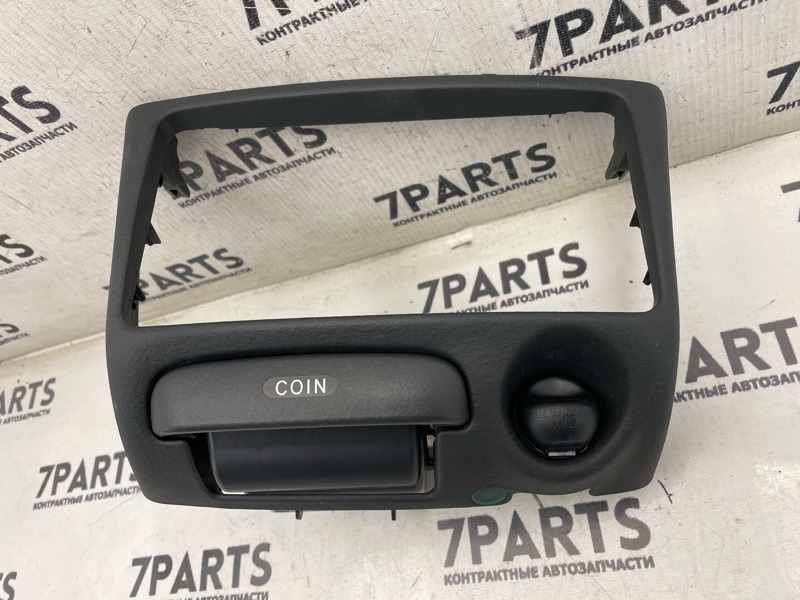 Консоль магнитофона TOYOTA VITZ SCP10 1SZFE 2004 (б/у)