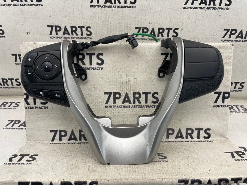 Кнопки на руль TOYOTA ESQUIRE ZWR80 2ZRFXE 2015 (б/у)