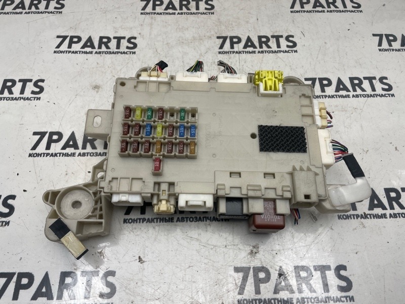 Блок предохранителей TOYOTA CELSIOR UCF31 3UZFE 2004 правый (б/у)