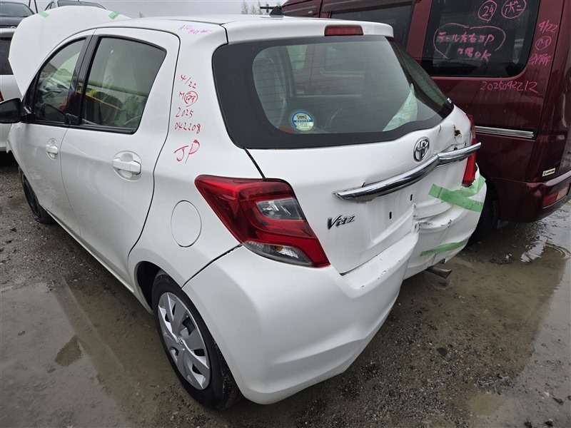 Автомобиль TOYOTA VITZ KSP130 1KRFE 2014 года в разбор