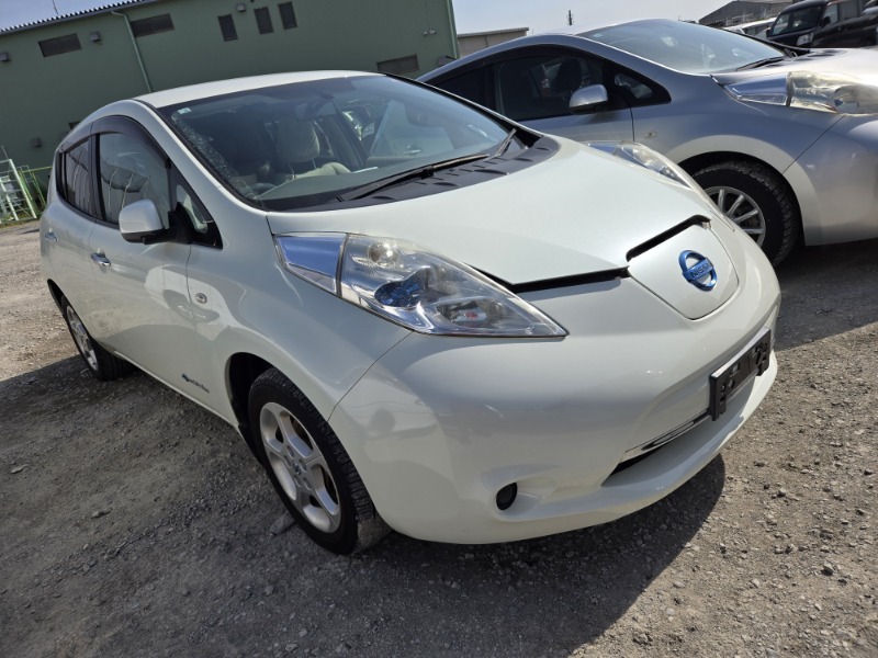 Автомобиль NISSAN LEAF ZE0 EM61 2012 года в разбор