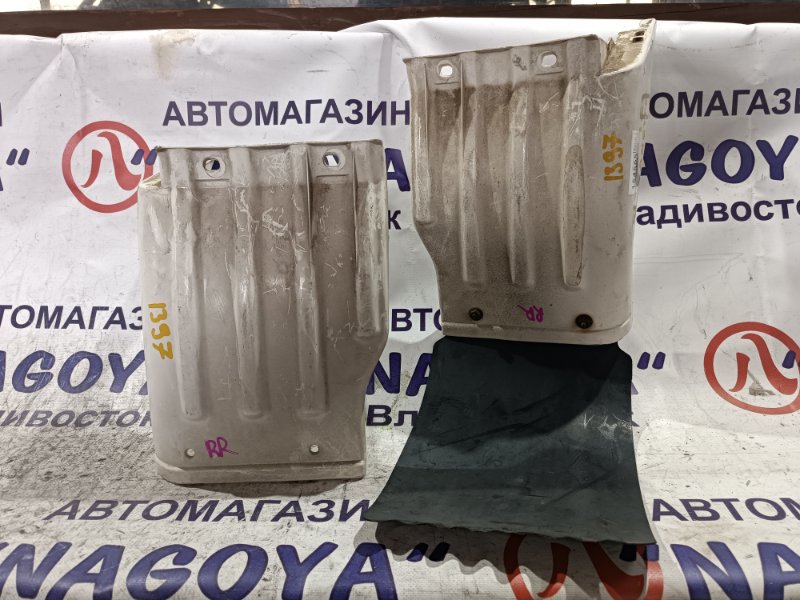 Брызговик Nissan Vanette SE88TN F8 задний правый