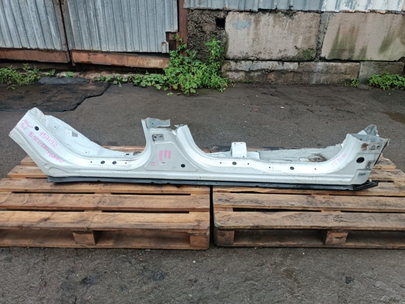 Порог кузова SUZUKI ESCUDO TD54W J24B правый (б/у)