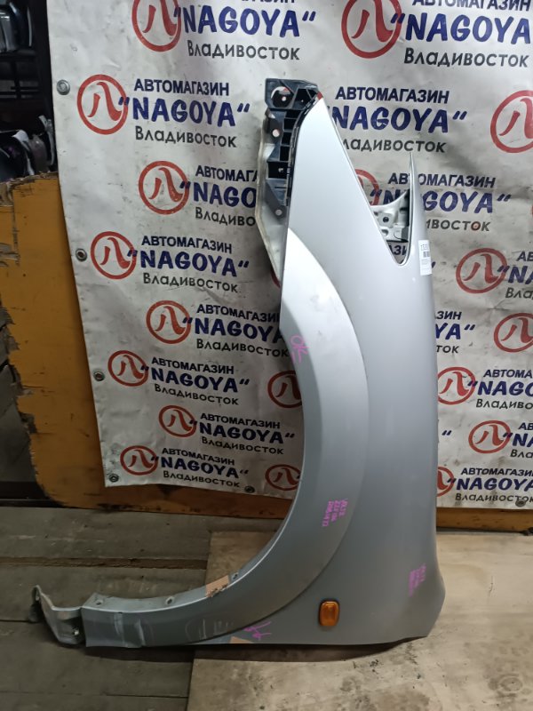 Крыло TOYOTA VOLTZ ZZE136 1ZZ-FE переднее левое COLOR 1C8 (б/у)