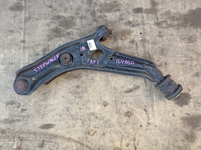 Рычаг нижний HONDA STEP WAGON RF1 B20B передний правый (б/у)