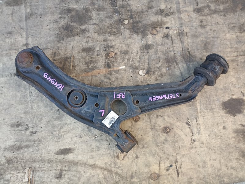 Рычаг нижний HONDA STEP WAGON RF1 B20B передний левый (б/у)