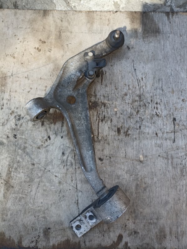 Рычаг нижний NISSAN X-TRAIL NT30 QR20DE передний правый (б/у)