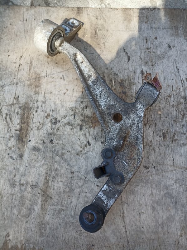 Рычаг нижний NISSAN X-TRAIL NT30 QR20DE передний правый (б/у)