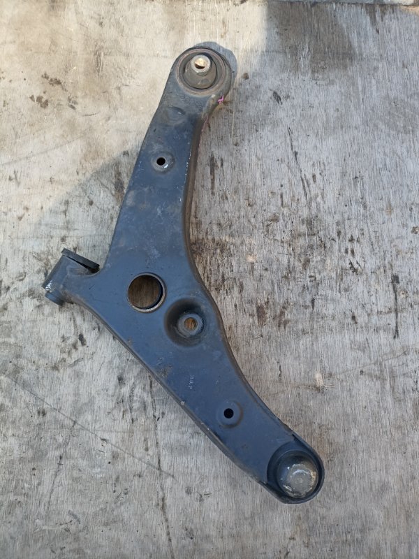 Рычаг нижний MITSUBISHI AIRTREK CU4W 4G64 передний правый (б/у)