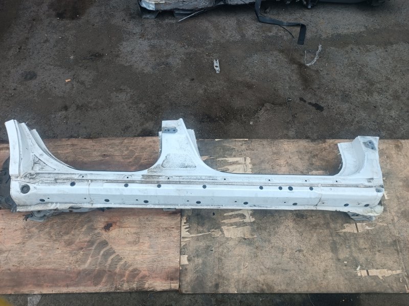 Порог кузова TOYOTA HARRIER MCU30 1MZ-FE правый (б/у)