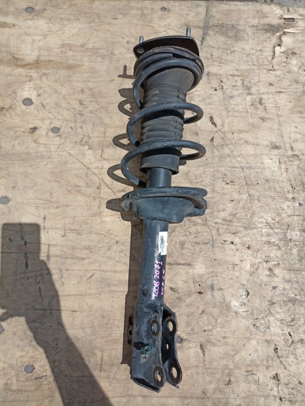 Стойка TOYOTA IST NCP65 1NZ-FE передняя правая (б/у)
