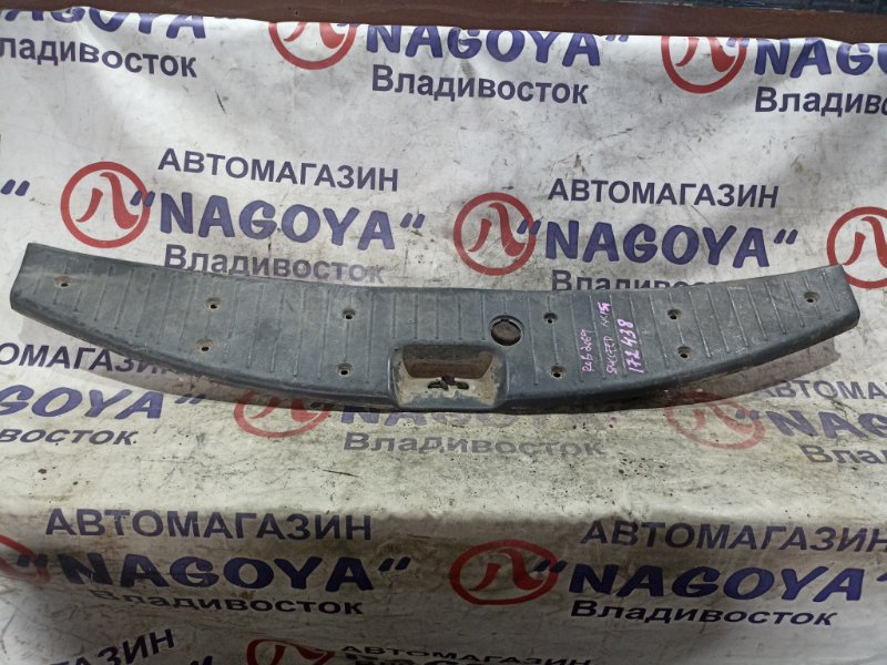 Пластик замка багажника TOYOTA SUCCEED NCP51 1NZ-FE задний (б/у)
