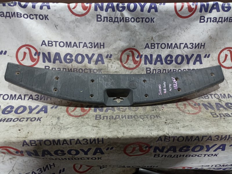Пластик замка багажника TOYOTA SUCCEED NCP51 1NZ-FE задний (б/у)