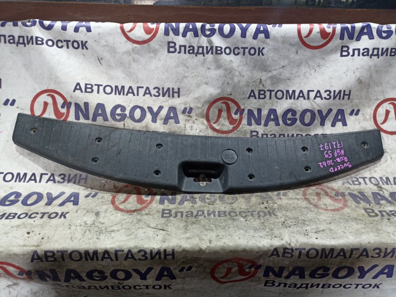 Пластик замка багажника TOYOTA SUCCEED NCP59 1NZ-FE задний (б/у)