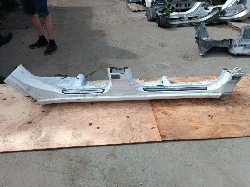 Порог кузова TOYOTA KLUGER MCU25 1MZ-FE правый (б/у)