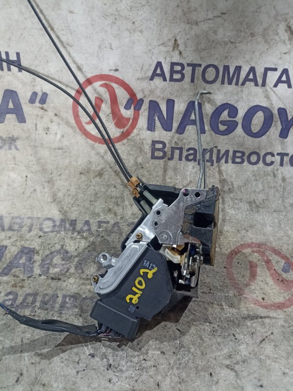 Замок двери TOYOTA KLUGER MCU25 1MZ-FE передний правый (б/у)