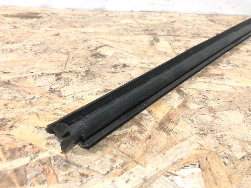 Уплотнитель стекла двери задний правый Cayenne 2