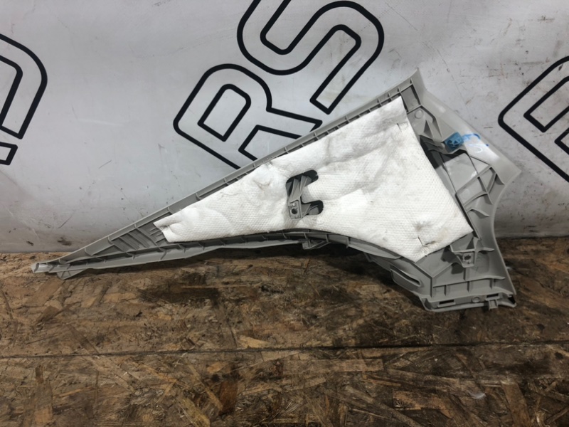 Обшивка стойки кузова задняя правая 6 GJ Обшивка стойки кузова задняя правая 6 GJ